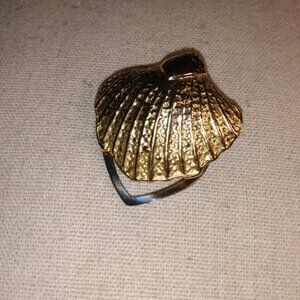 vintage gold tone seashell scarf clip.